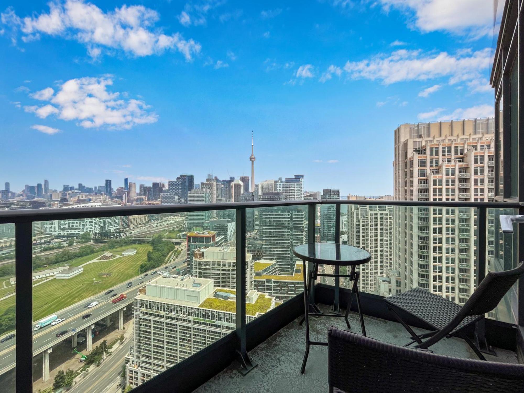 2 Bedroom Waterfront Condo Downtown W/ Free Parking Toronto Exterior foto